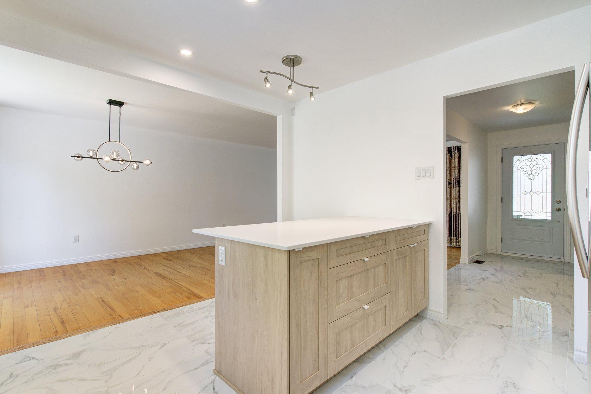 









8500


Av. Saguenay

,
Brossard,




QC
J4X1M6

