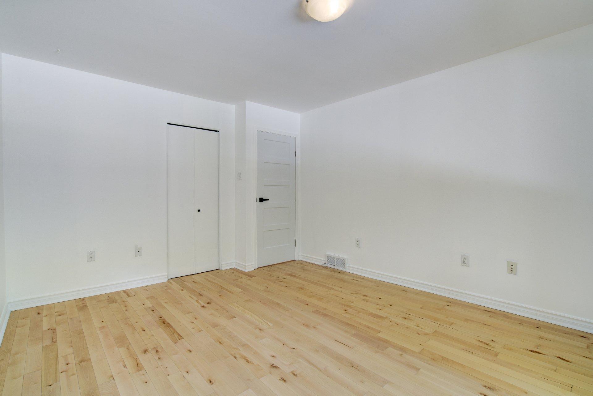 









8500


Av. Saguenay

,
Brossard,




QC
J4X1M6

