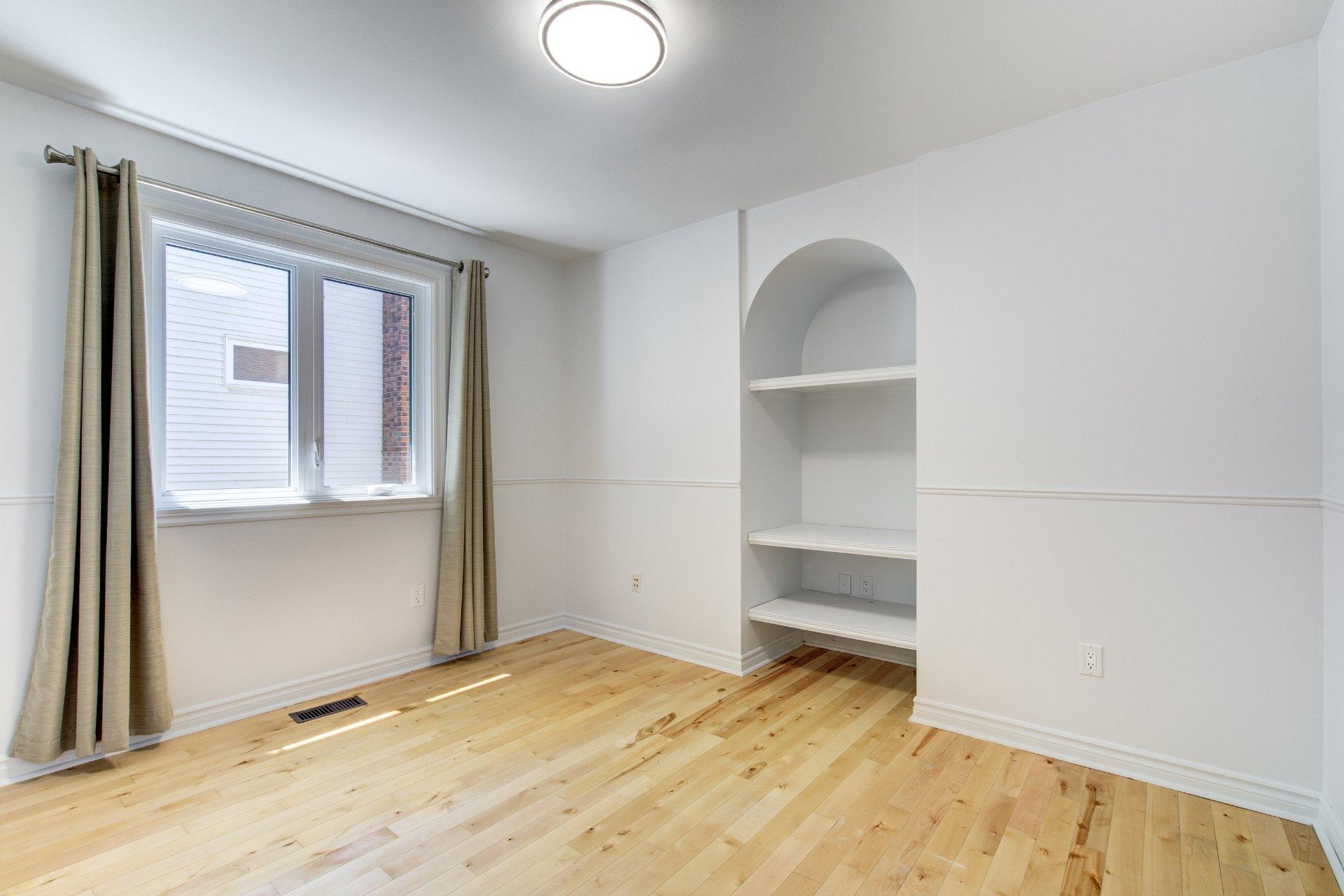 









8500


Av. Saguenay

,
Brossard,




QC
J4X1M6

