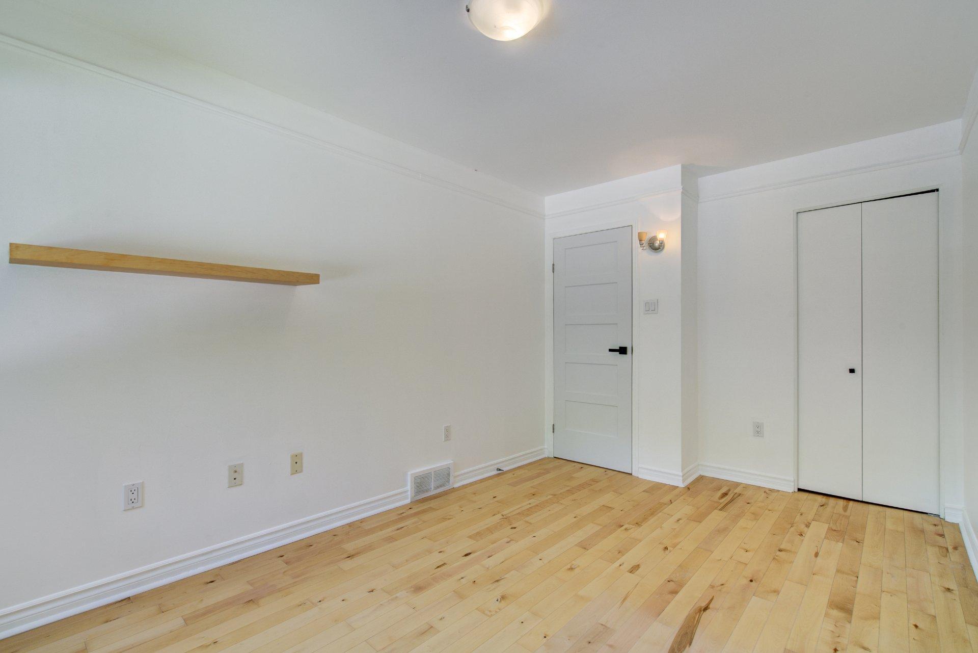 









8500


Av. Saguenay

,
Brossard,




QC
J4X1M6

