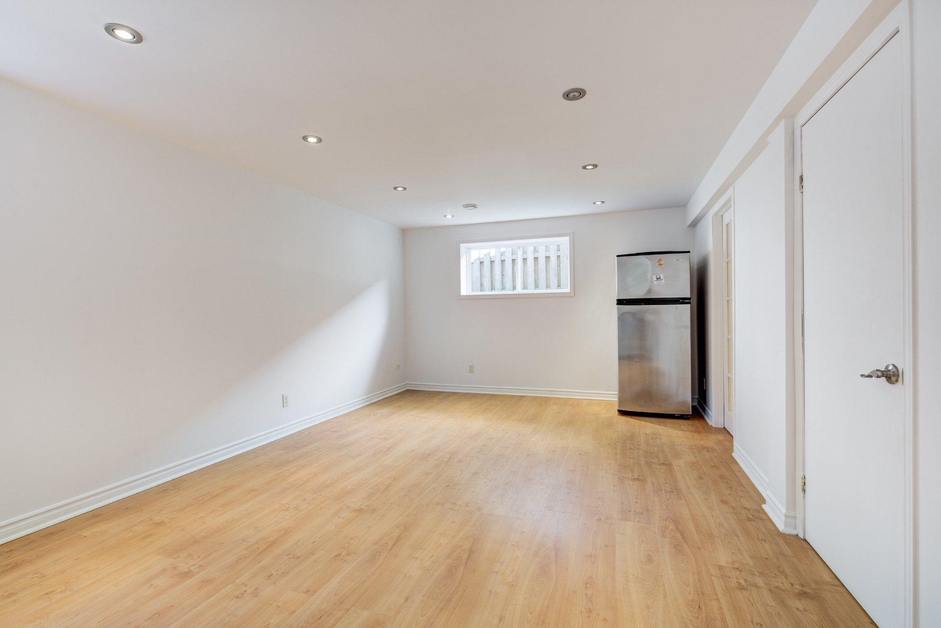 









8500


Av. Saguenay

,
Brossard,




QC
J4X1M6

