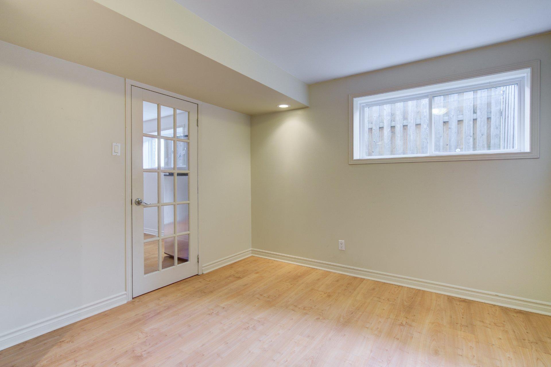 









8500


Av. Saguenay

,
Brossard,




QC
J4X1M6

