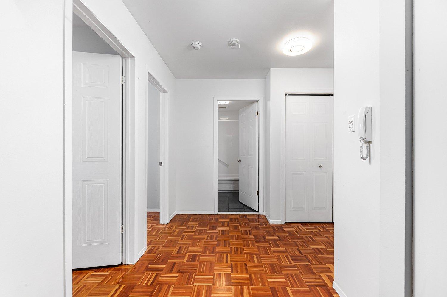 









1952


Rue St-Georges (Lemoyne)

, 308,
Longueuil (Le Vieux-Longueuil),




QC
J4P3J5


