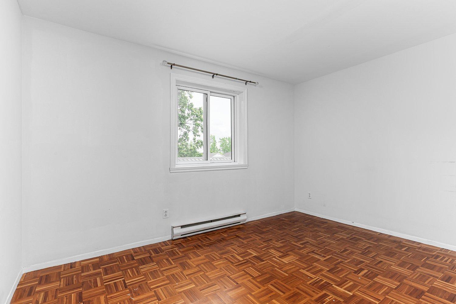 









1952


Rue St-Georges (Lemoyne)

, 308,
Longueuil (Le Vieux-Longueuil),




QC
J4P3J5

