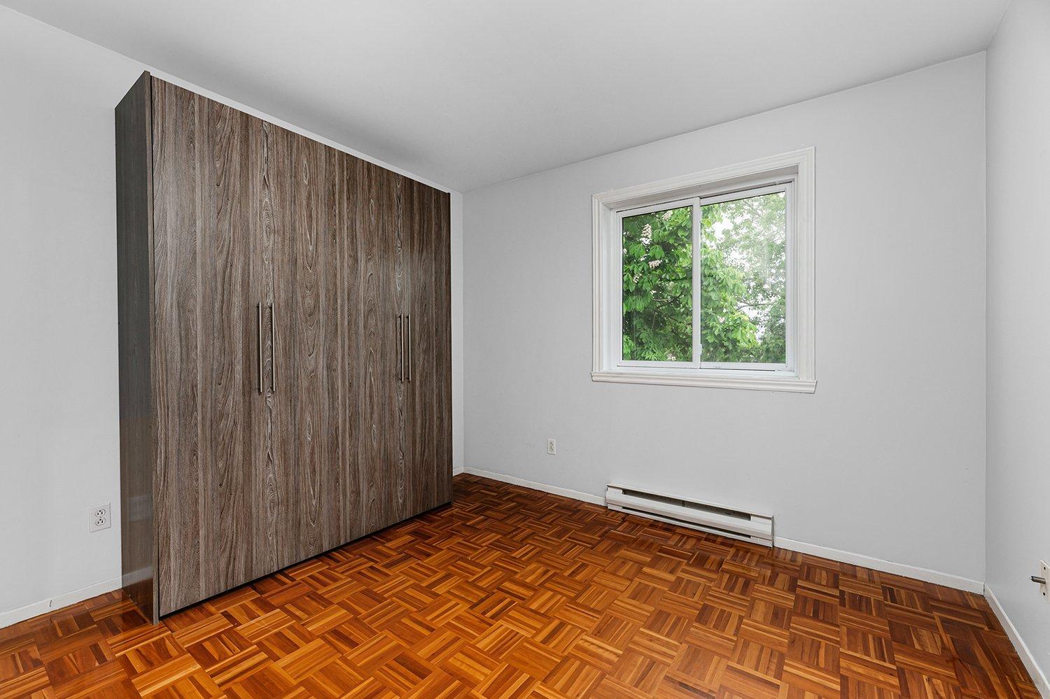 









1952


Rue St-Georges (Lemoyne)

, 308,
Longueuil (Le Vieux-Longueuil),




QC
J4P3J5

