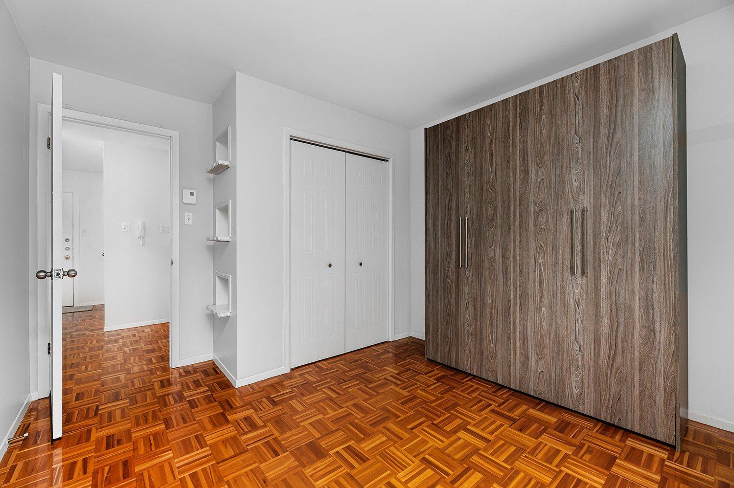 









1952


Rue St-Georges (Lemoyne)

, 308,
Longueuil (Le Vieux-Longueuil),




QC
J4P3J5

