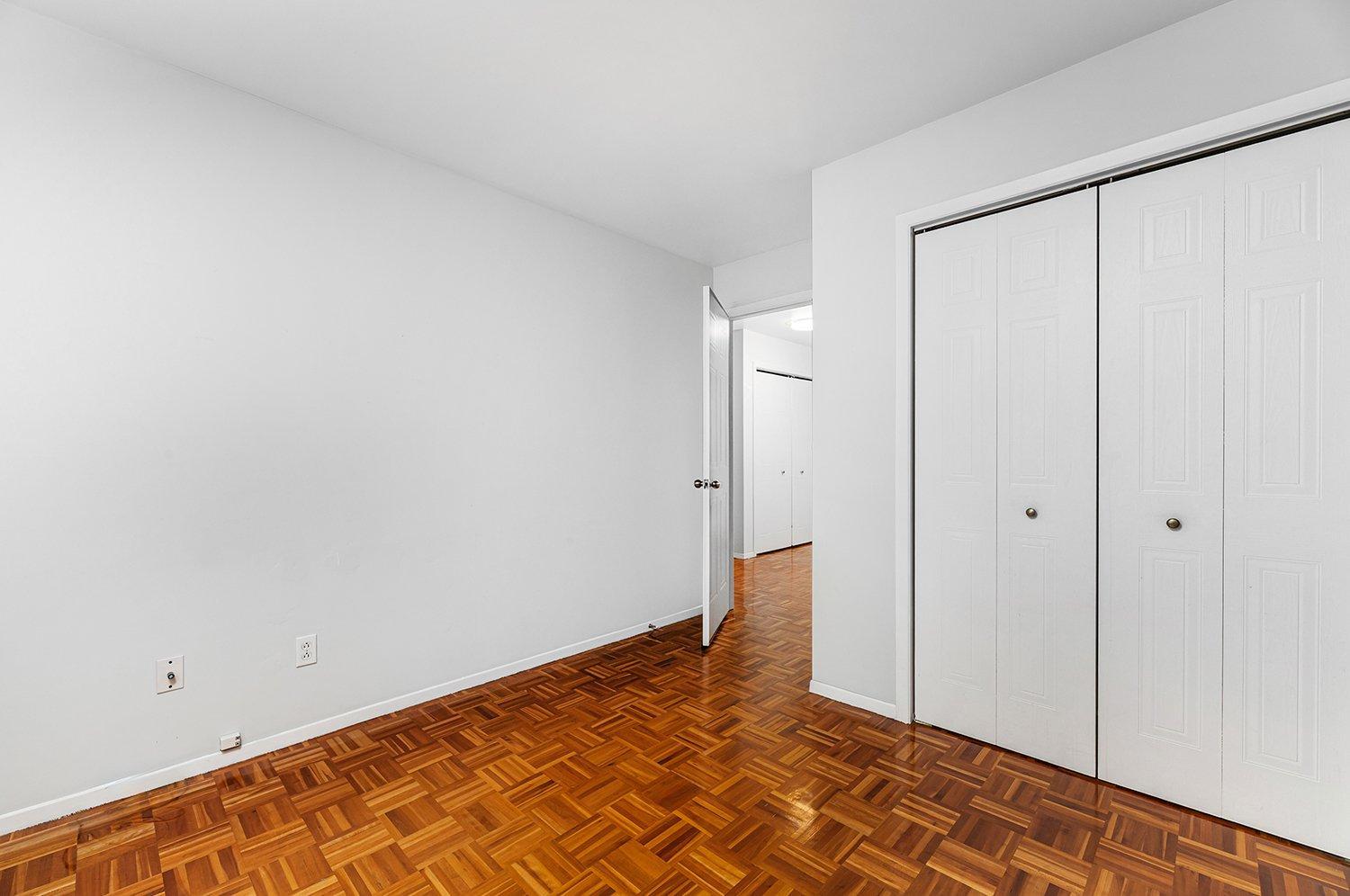 









1952


Rue St-Georges (Lemoyne)

, 308,
Longueuil (Le Vieux-Longueuil),




QC
J4P3J5


