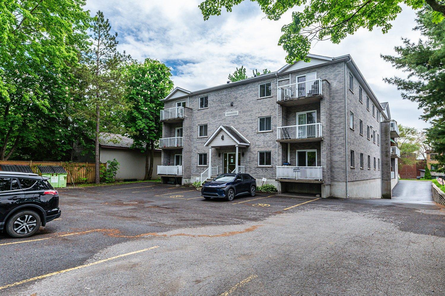 









1952


Rue St-Georges (Lemoyne)

, 308,
Longueuil (Le Vieux-Longueuil),




QC
J4P3J5


