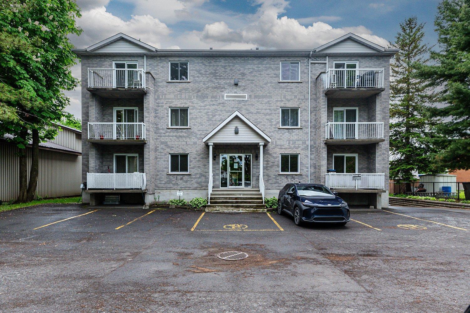 









1952


Rue St-Georges (Lemoyne)

, 308,
Longueuil (Le Vieux-Longueuil),




QC
J4P3J5

