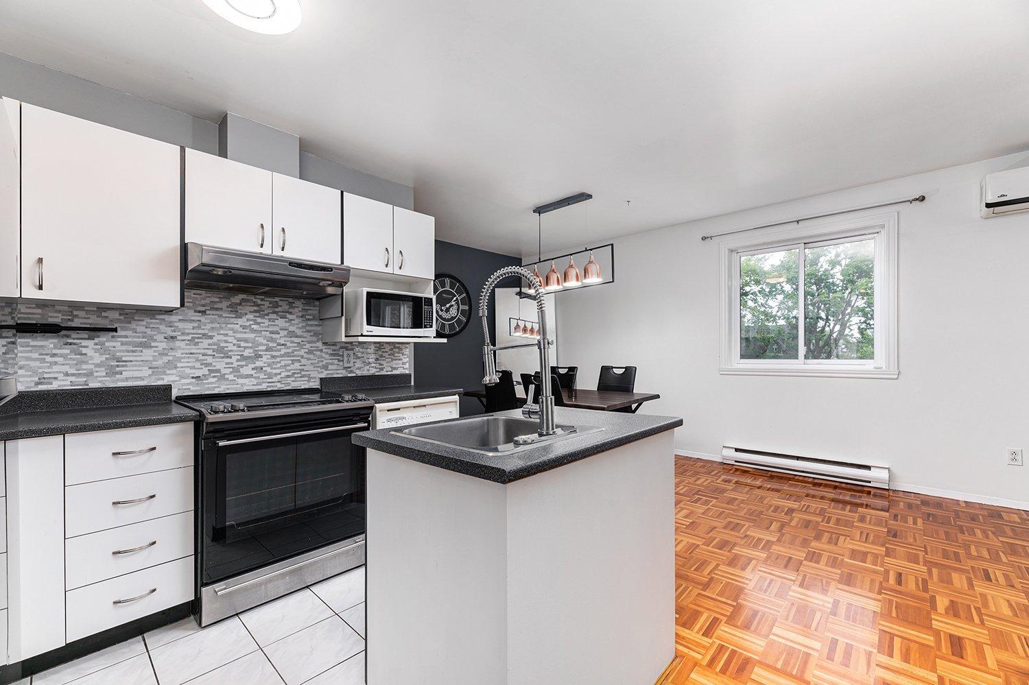 









1952


Rue St-Georges (Lemoyne)

, 308,
Longueuil (Le Vieux-Longueuil),




QC
J4P3J5

