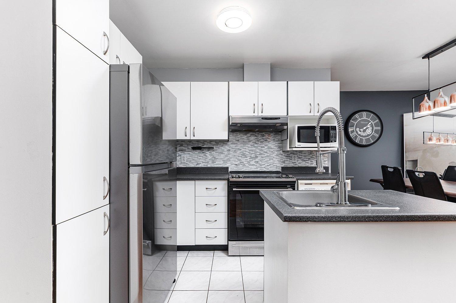 









1952


Rue St-Georges (Lemoyne)

, 308,
Longueuil (Le Vieux-Longueuil),




QC
J4P3J5

