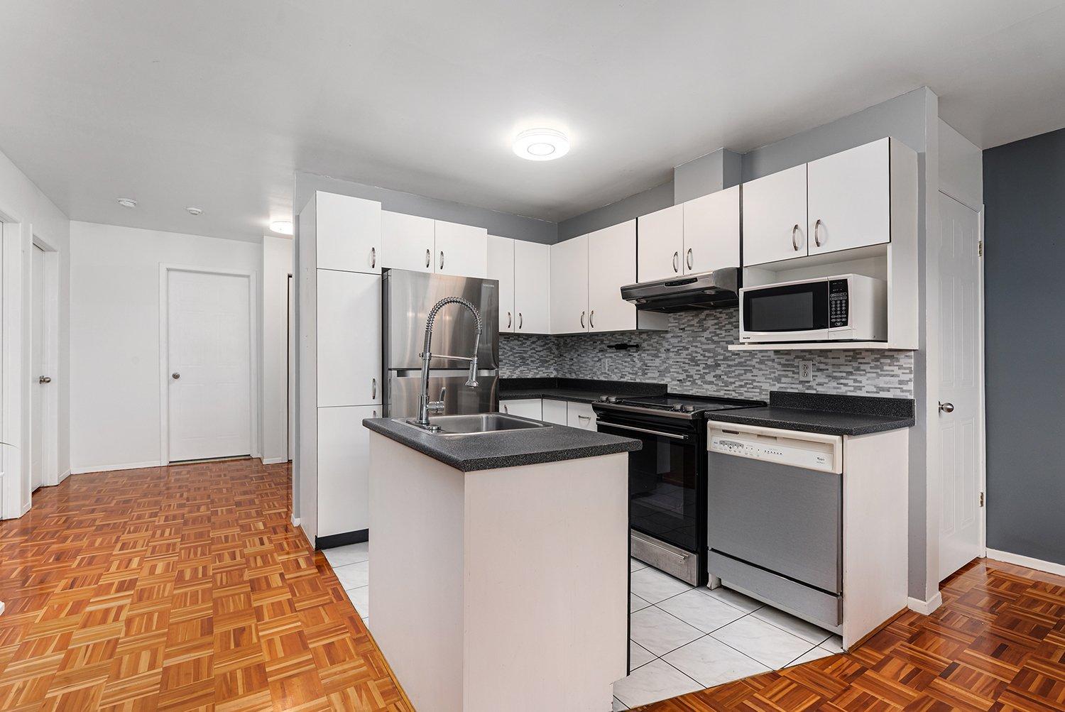 









1952


Rue St-Georges (Lemoyne)

, 308,
Longueuil (Le Vieux-Longueuil),




QC
J4P3J5

