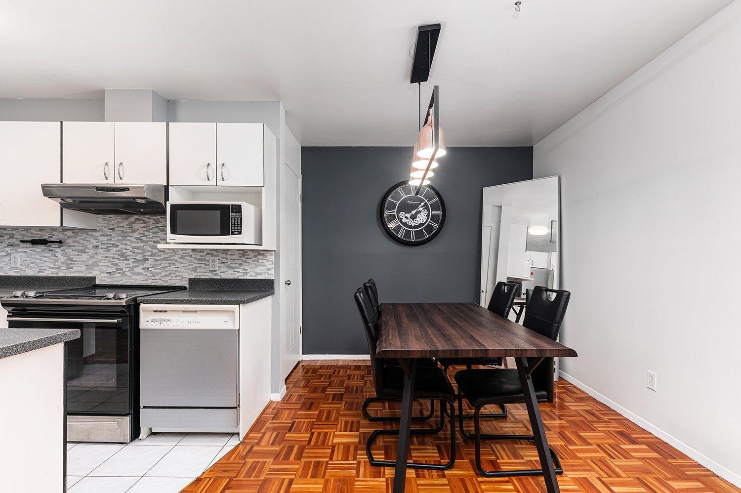 









1952


Rue St-Georges (Lemoyne)

, 308,
Longueuil (Le Vieux-Longueuil),




QC
J4P3J5

