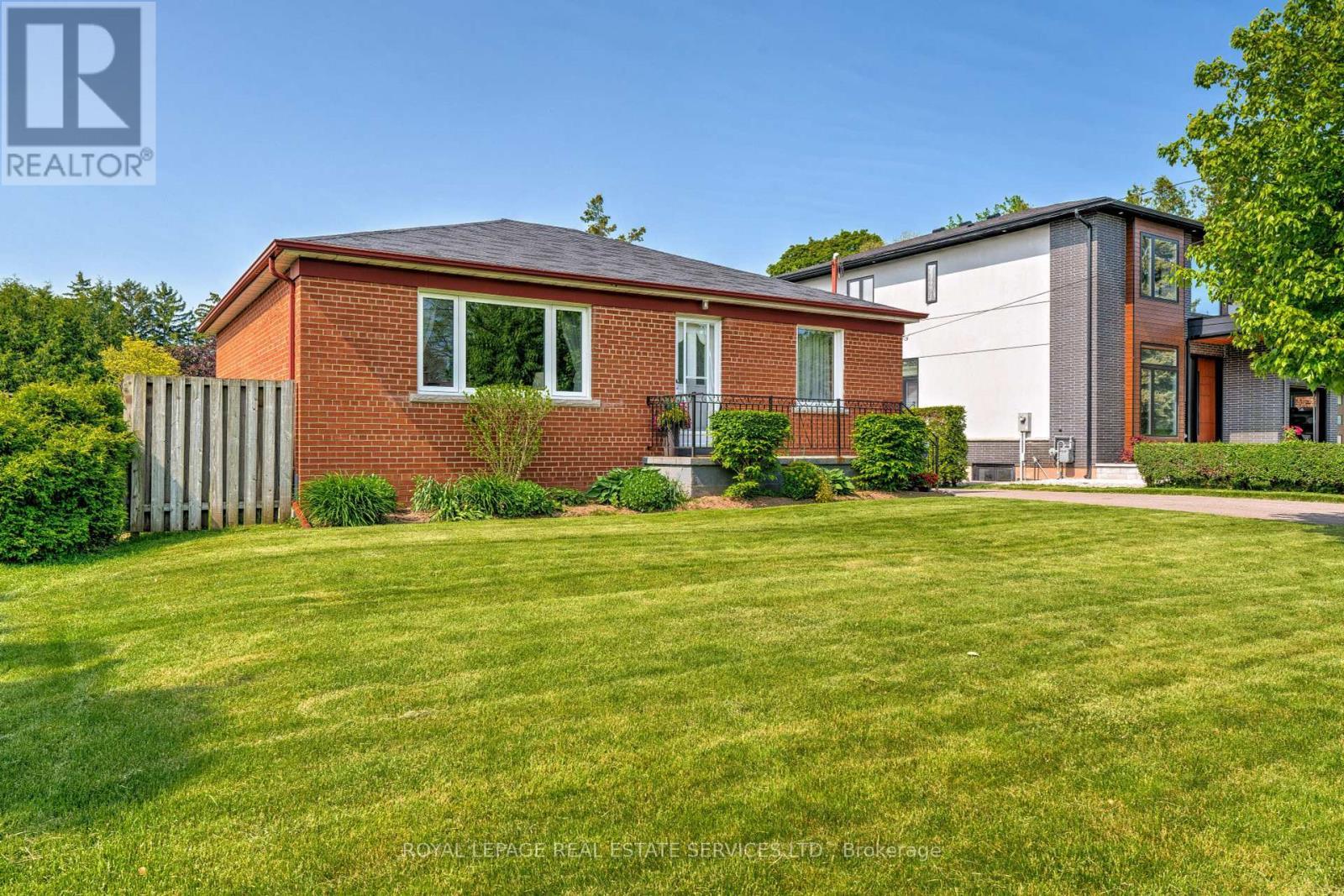 












558 WOLSEY CRESCENT

,
Oakville,




Ontario
L6L4W4

