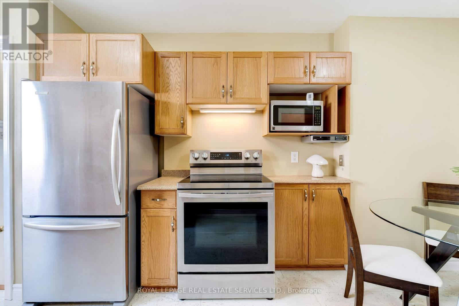 












558 WOLSEY CRESCENT

,
Oakville,




Ontario
L6L4W4

