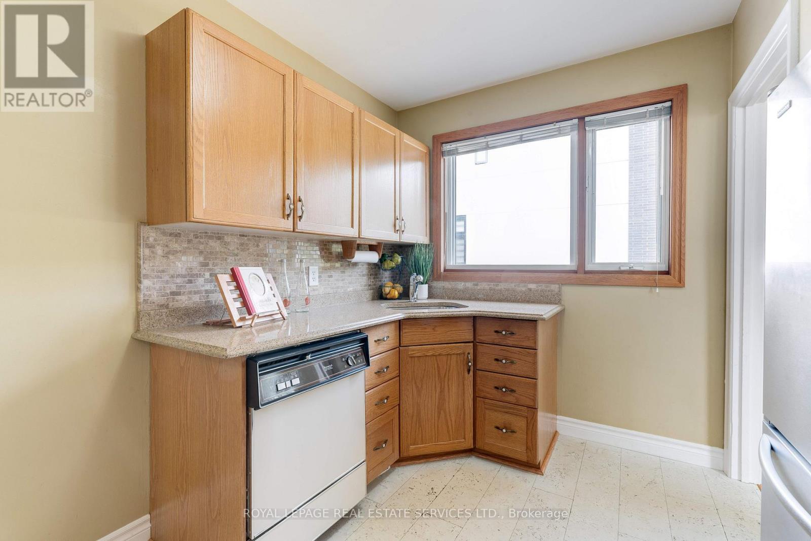 












558 WOLSEY CRESCENT

,
Oakville,




Ontario
L6L4W4

