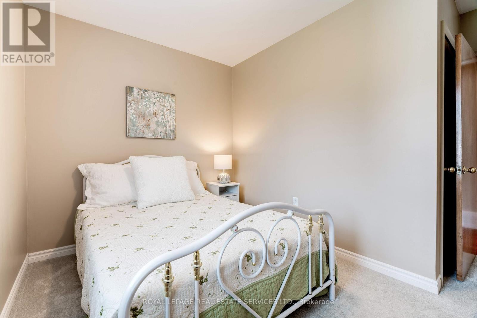 












558 WOLSEY CRESCENT

,
Oakville,




Ontario
L6L4W4

