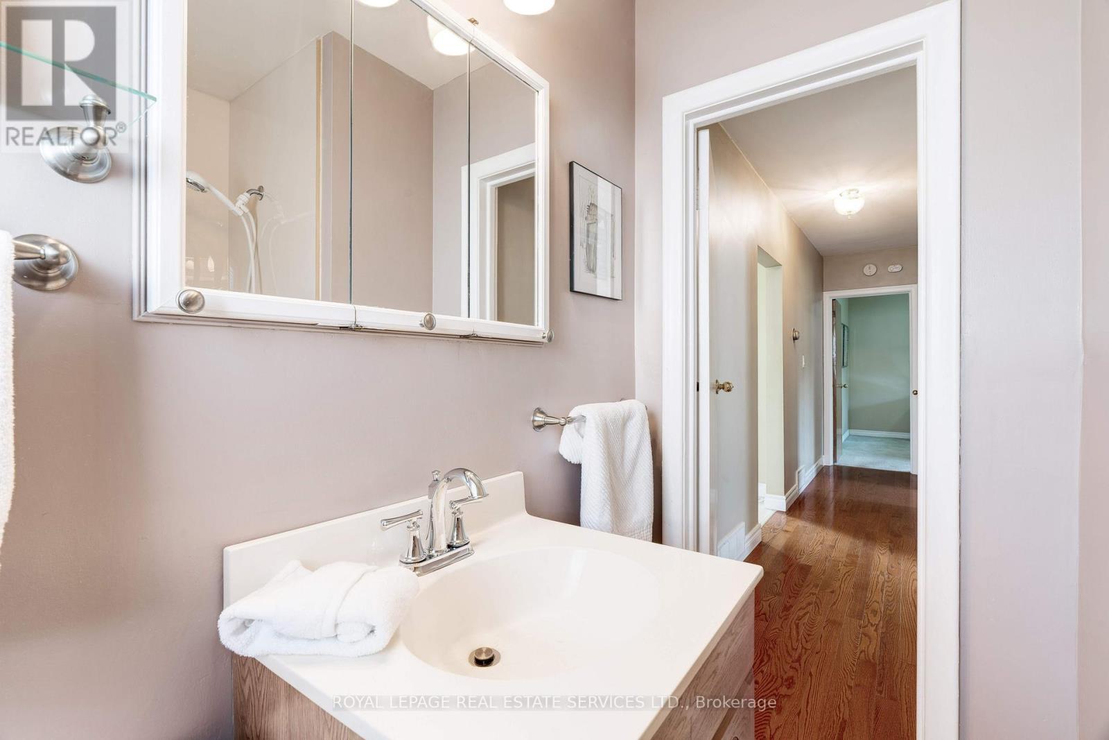 












558 WOLSEY CRESCENT

,
Oakville,




Ontario
L6L4W4

