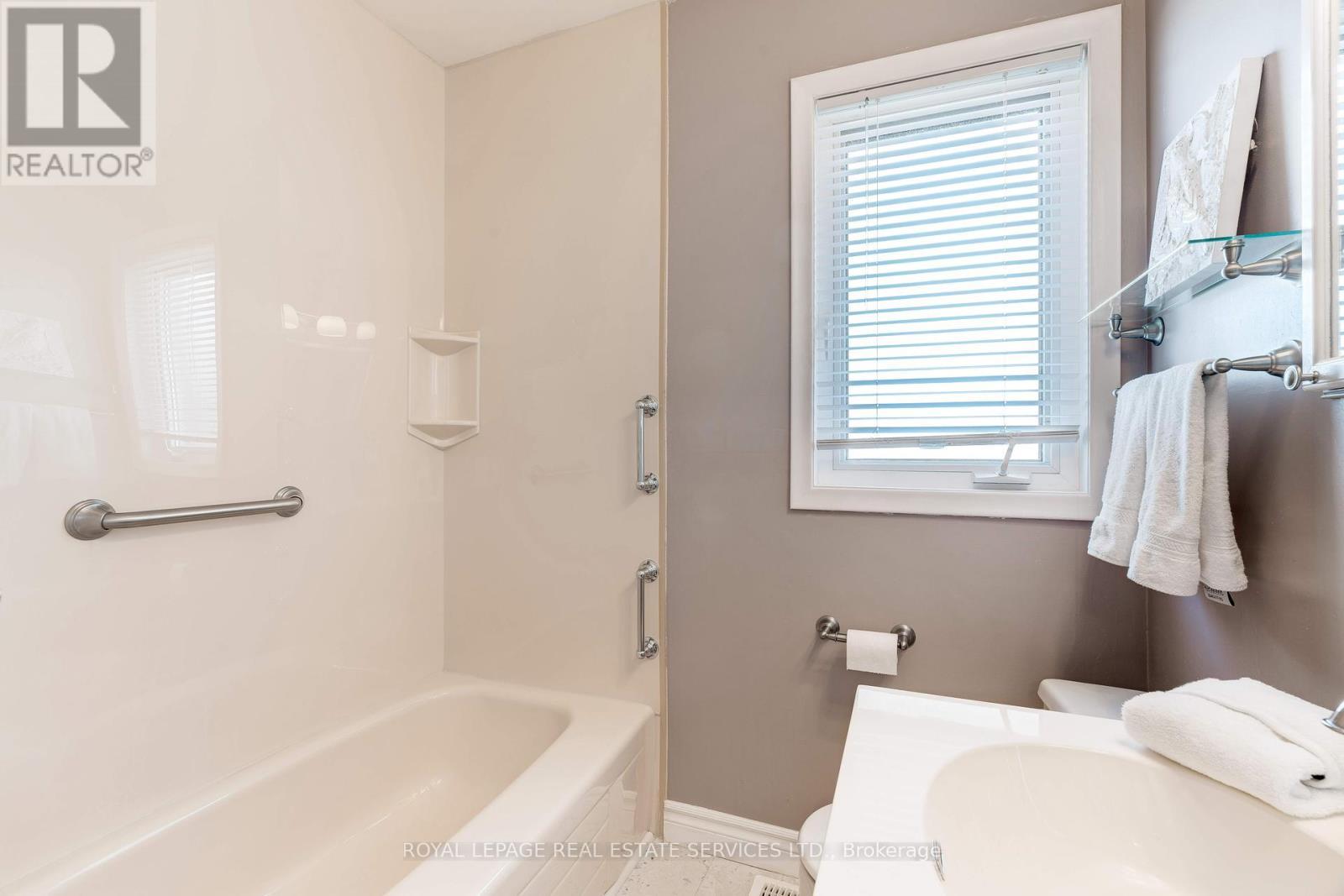 












558 WOLSEY CRESCENT

,
Oakville,




Ontario
L6L4W4

