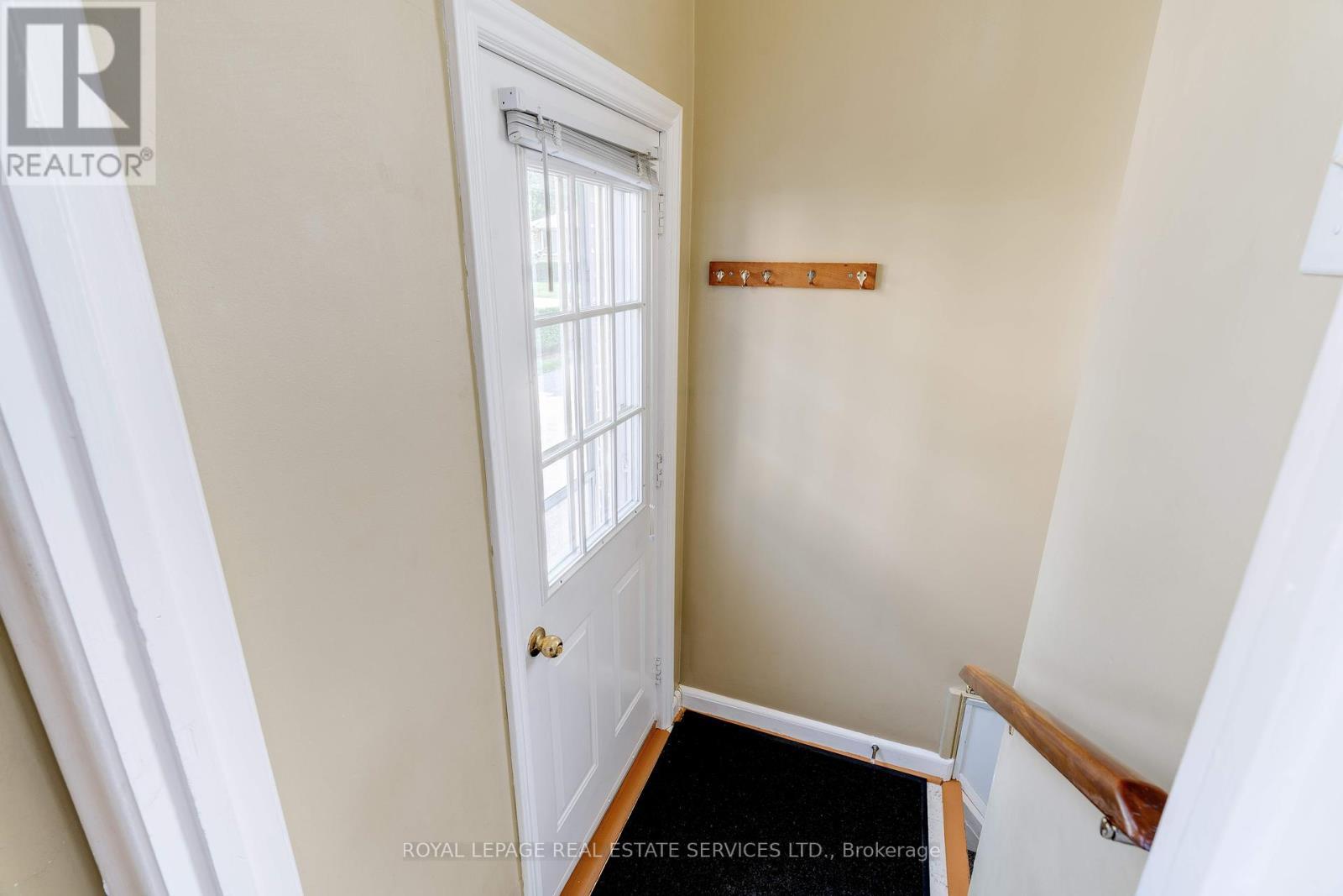 












558 WOLSEY CRESCENT

,
Oakville,




Ontario
L6L4W4

