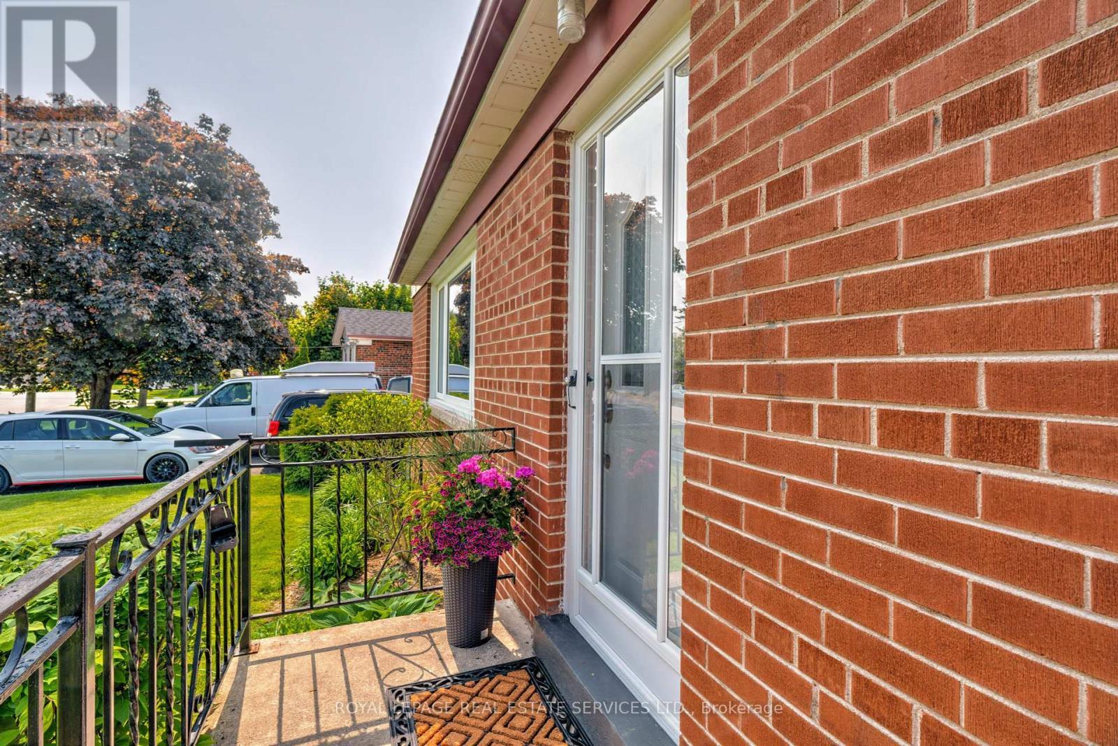












558 WOLSEY CRESCENT

,
Oakville,




Ontario
L6L4W4

