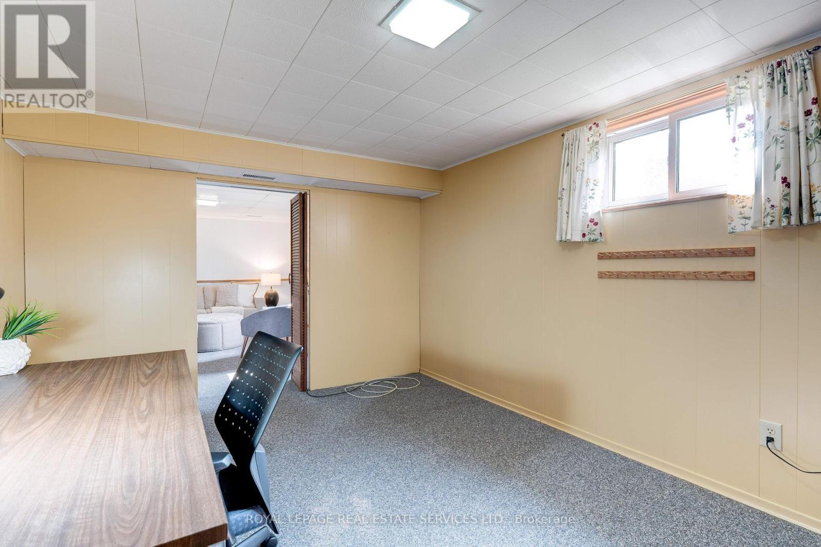 












558 WOLSEY CRESCENT

,
Oakville,




Ontario
L6L4W4

