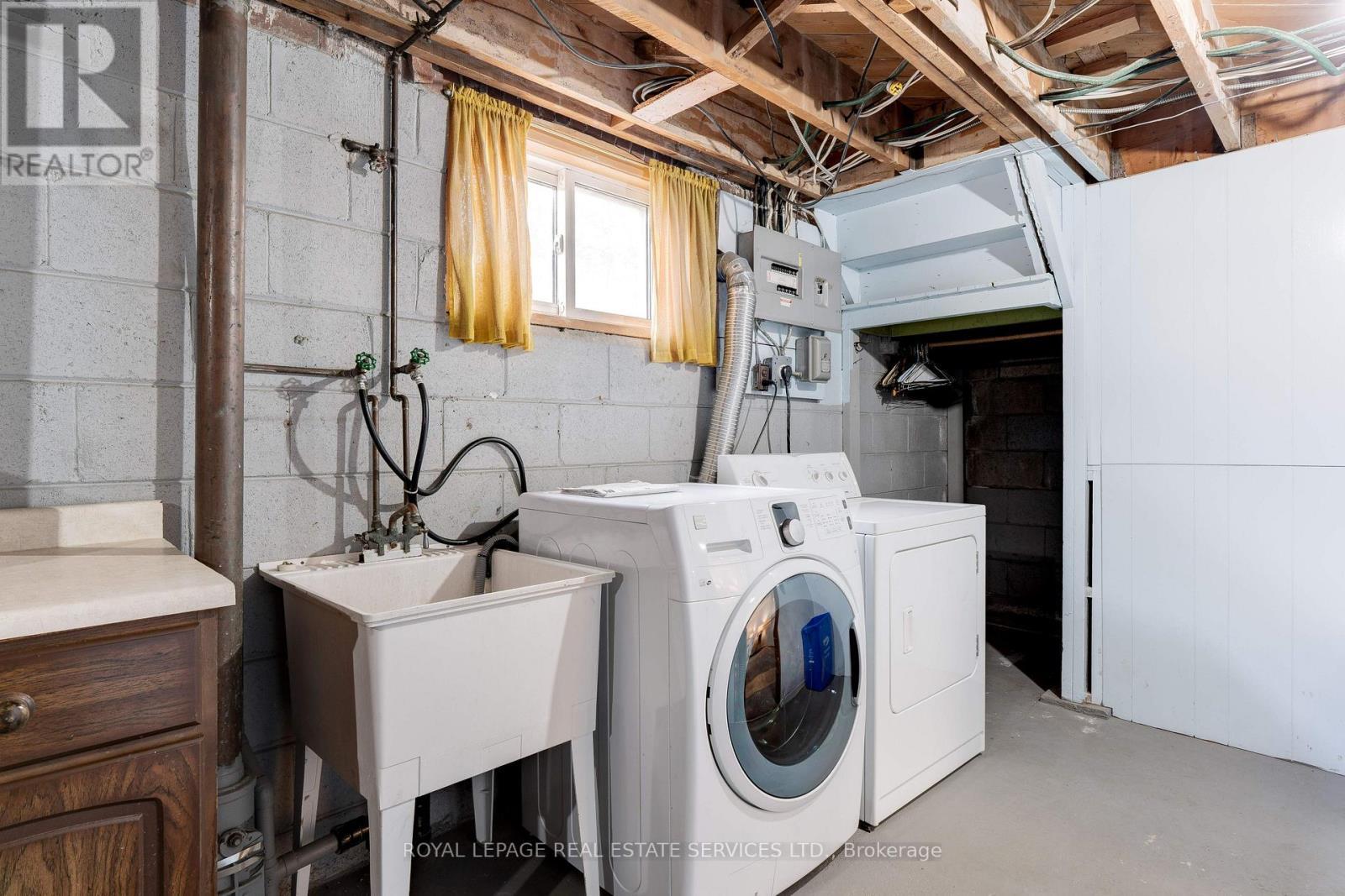 












558 WOLSEY CRESCENT

,
Oakville,




Ontario
L6L4W4

