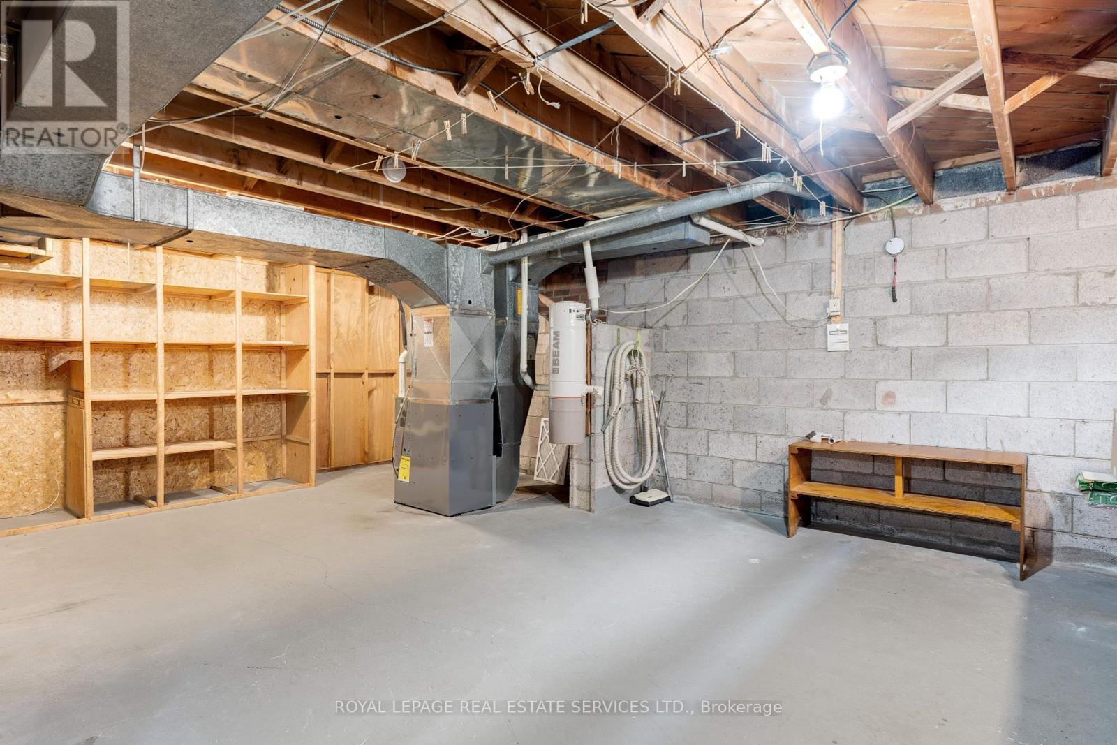 












558 WOLSEY CRESCENT

,
Oakville,




Ontario
L6L4W4

