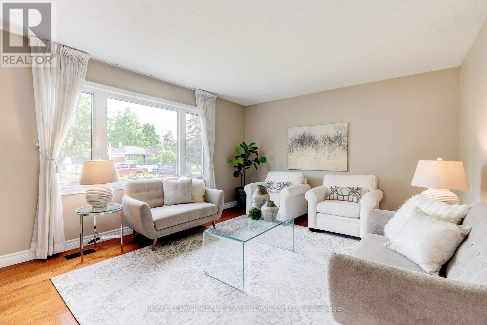 












558 WOLSEY CRESCENT

,
Oakville,




Ontario
L6L4W4


