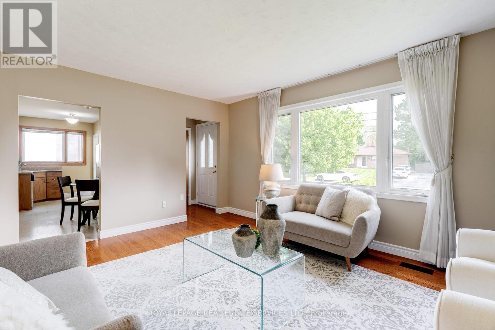 












558 WOLSEY CRESCENT

,
Oakville,




Ontario
L6L4W4

