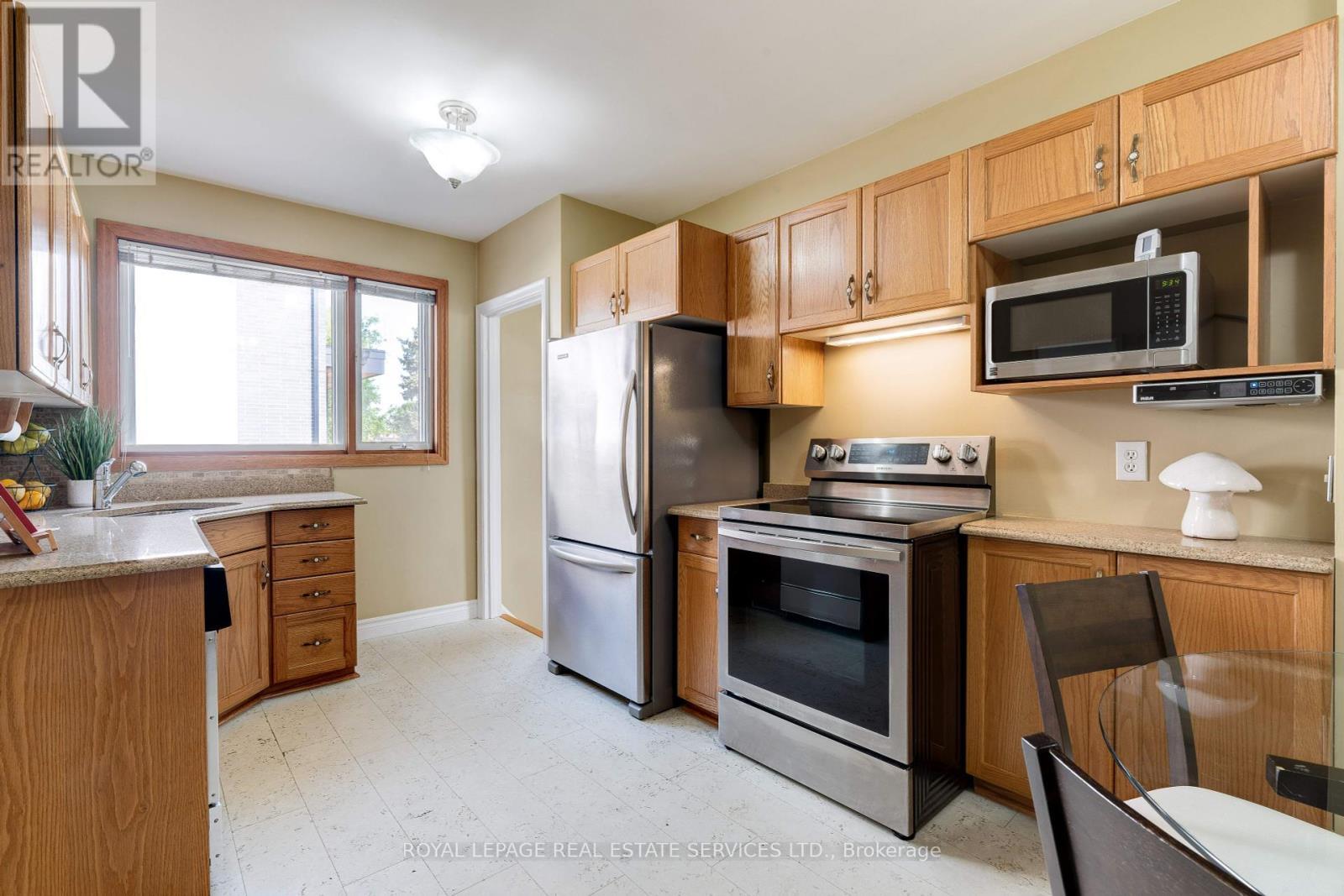 












558 WOLSEY CRESCENT

,
Oakville,




Ontario
L6L4W4

