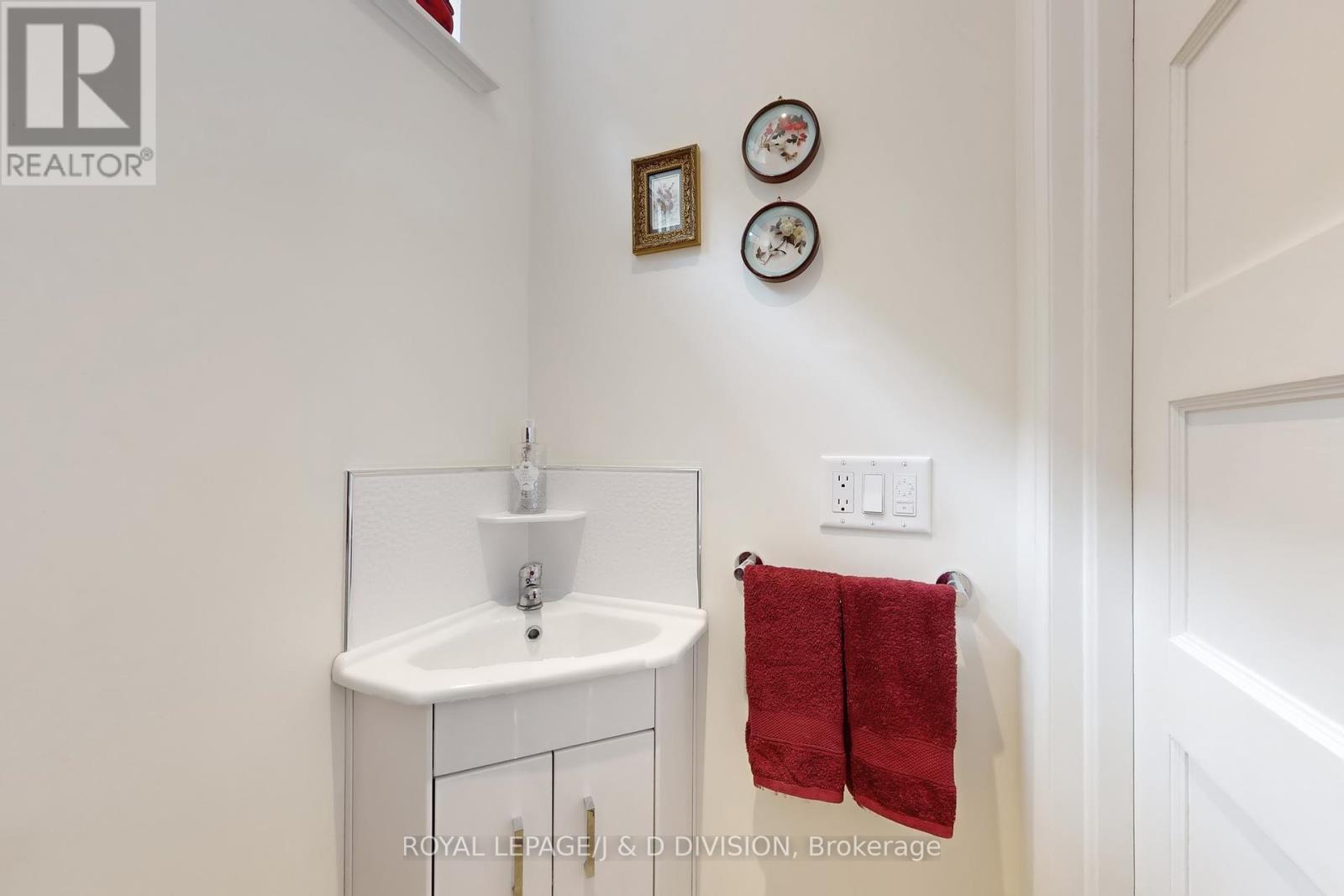 












28 HENRY STREET

,
Kitchener,




Ontario
N2G1P3

