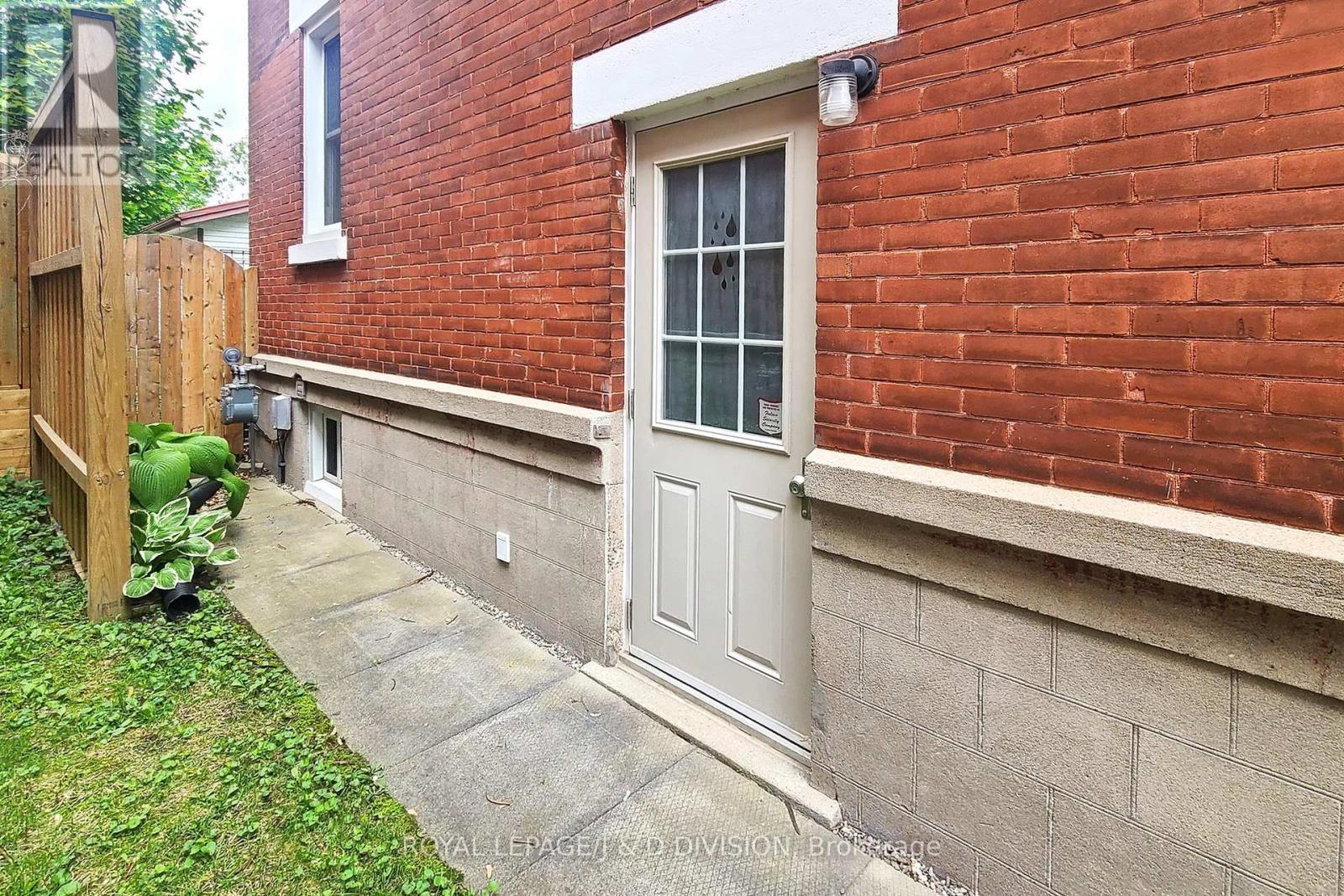 












28 HENRY STREET

,
Kitchener,




Ontario
N2G1P3

