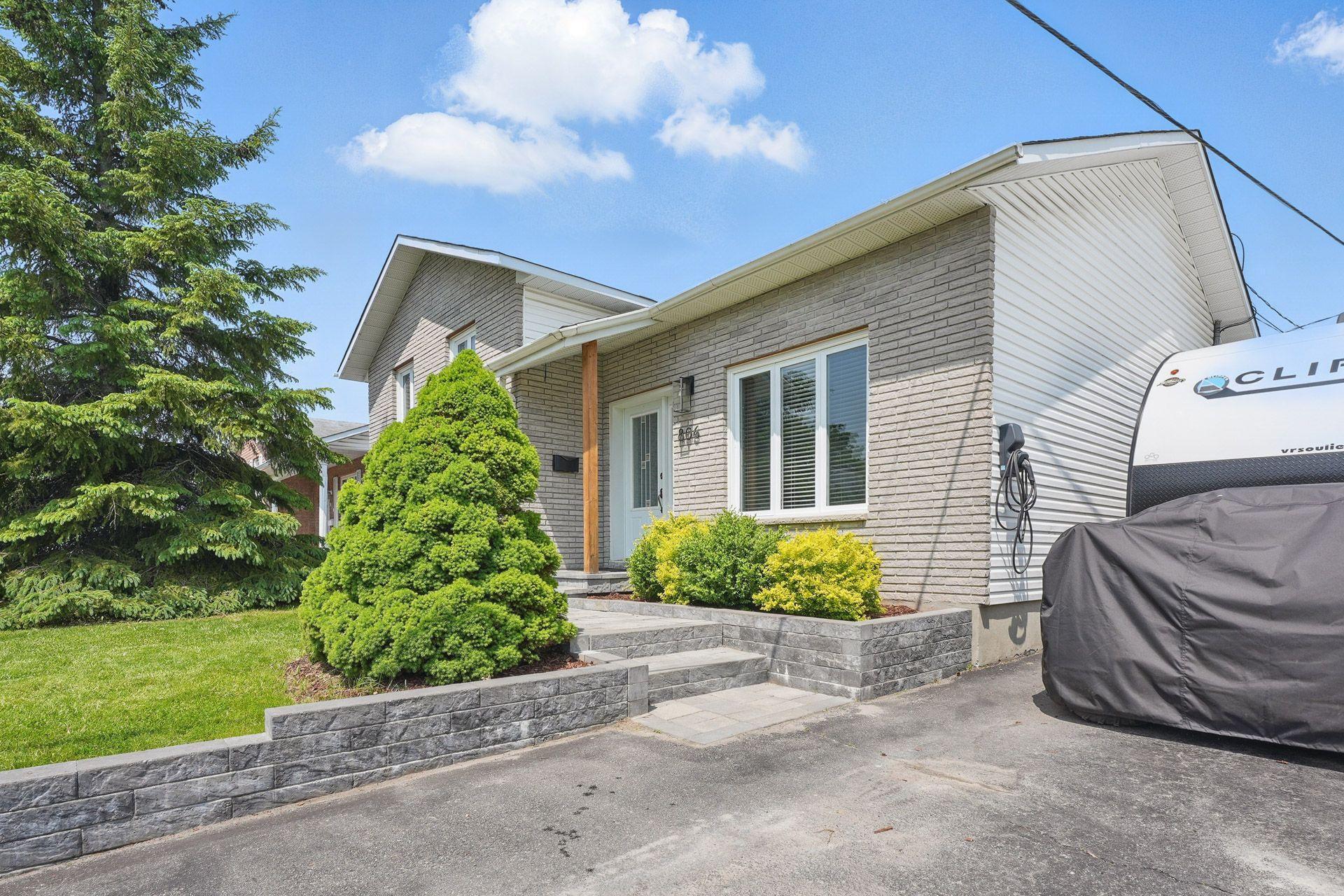 









806


Rue Madore

,
Gatineau (Gatineau),




QC
J8R1H7

