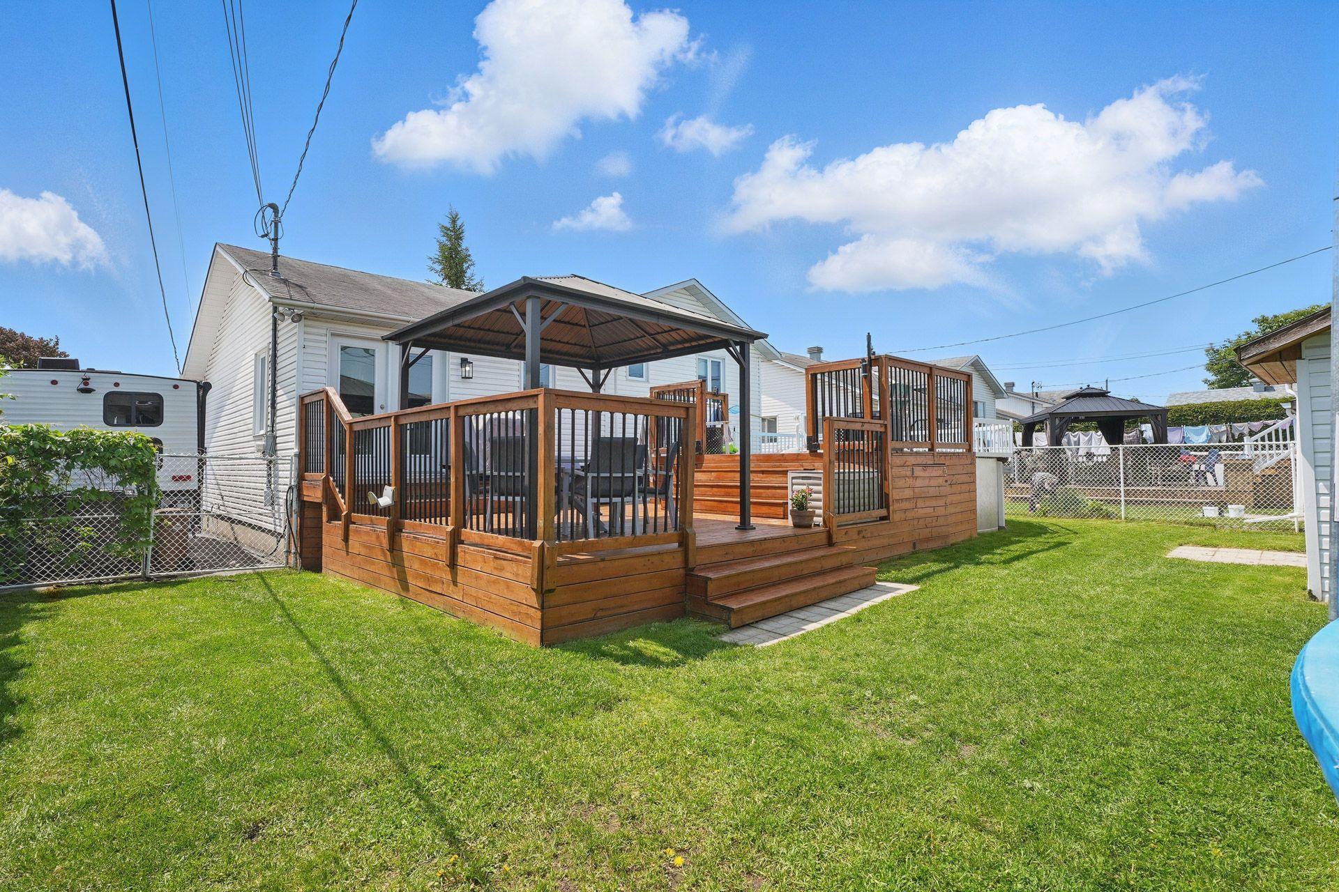 









806


Rue Madore

,
Gatineau (Gatineau),




QC
J8R1H7


