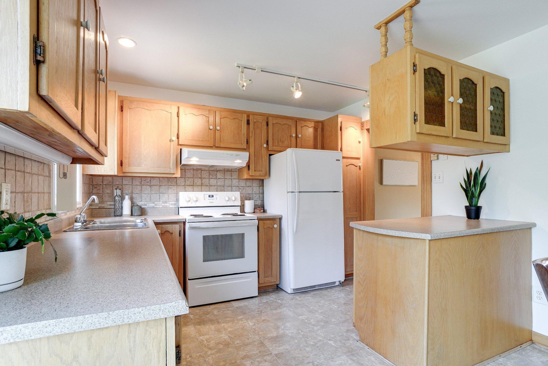









1486


42e Avenue (P.-a.-T.)

,
Montréal (Rivière-des-Prairies/Pointe-aux-Trembles),




QC
H1A3B7

