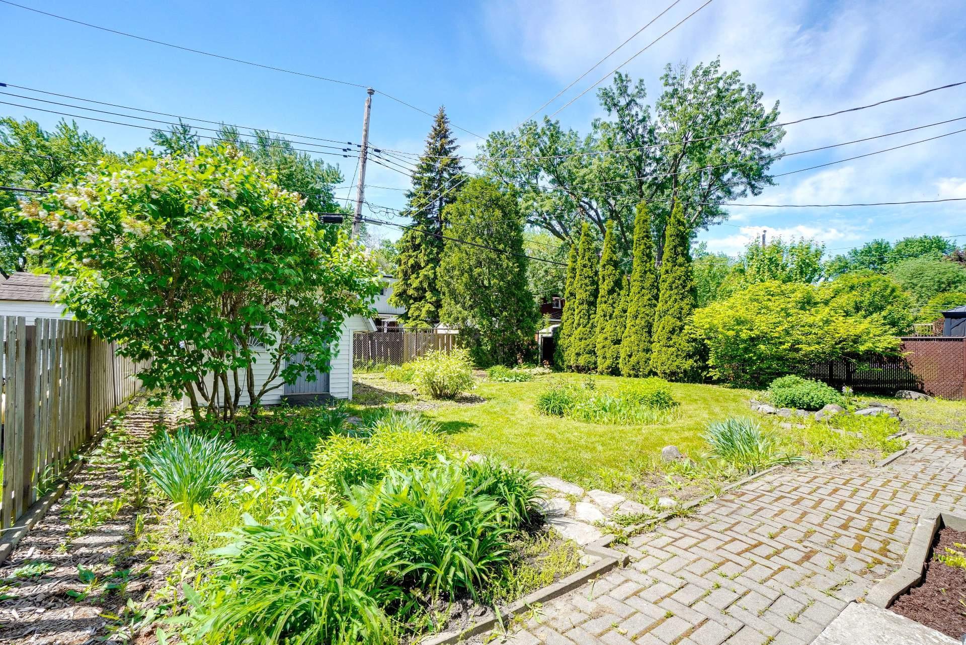 









1486


42e Avenue (P.-a.-T.)

,
Montréal (Rivière-des-Prairies/Pointe-aux-Trembles),




QC
H1A3B7

