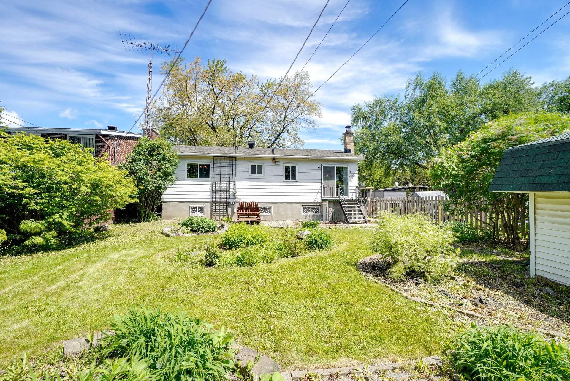 









1486


42e Avenue (P.-a.-T.)

,
Montréal (Rivière-des-Prairies/Pointe-aux-Trembles),




QC
H1A3B7


