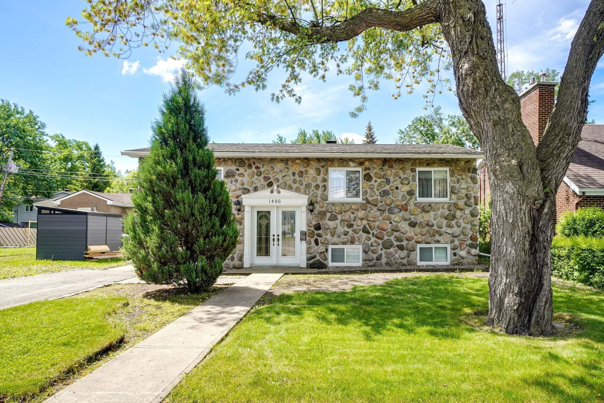 









1486


42e Avenue (P.-a.-T.)

,
Montréal (Rivière-des-Prairies/Pointe-aux-Trembles),




QC
H1A3B7

