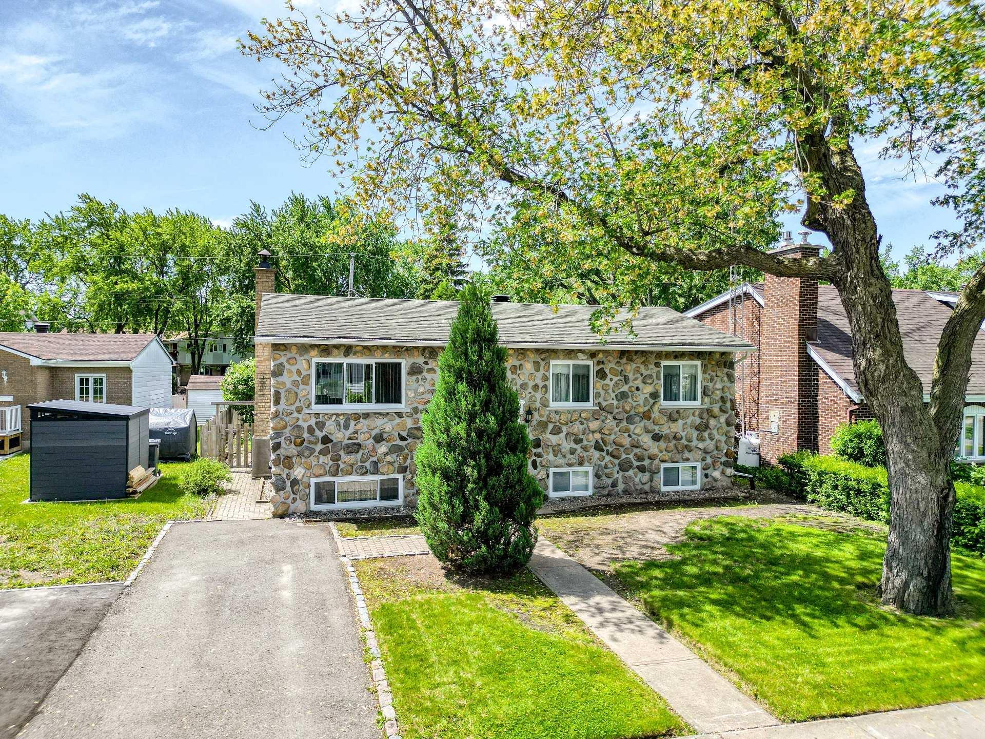 









1486


42e Avenue (P.-a.-T.)

,
Montréal (Rivière-des-Prairies/Pointe-aux-Trembles),




QC
H1A3B7

