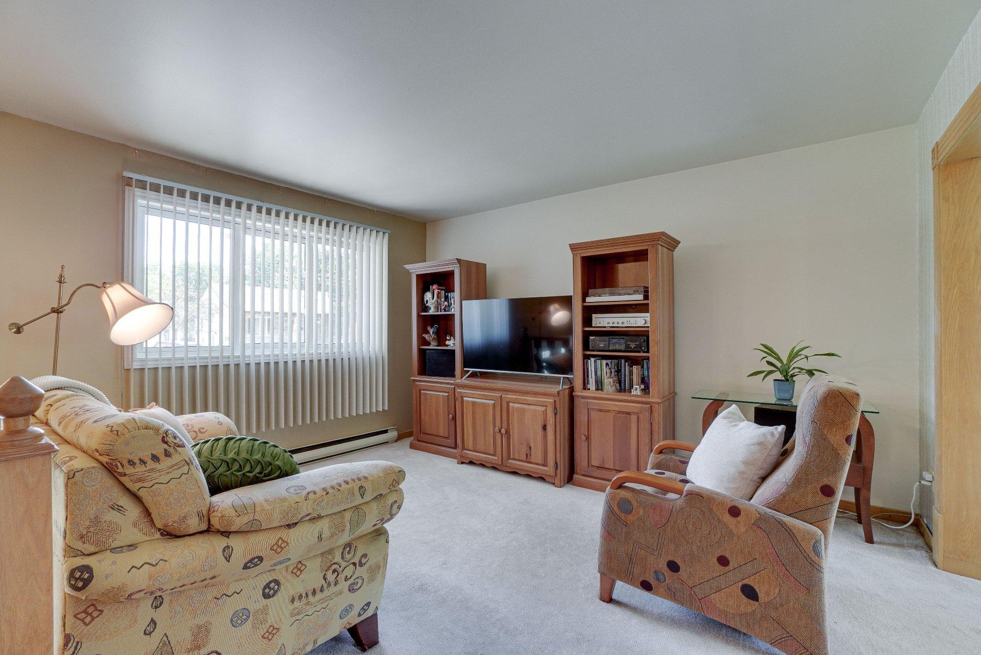 









1486


42e Avenue (P.-a.-T.)

,
Montréal (Rivière-des-Prairies/Pointe-aux-Trembles),




QC
H1A3B7

