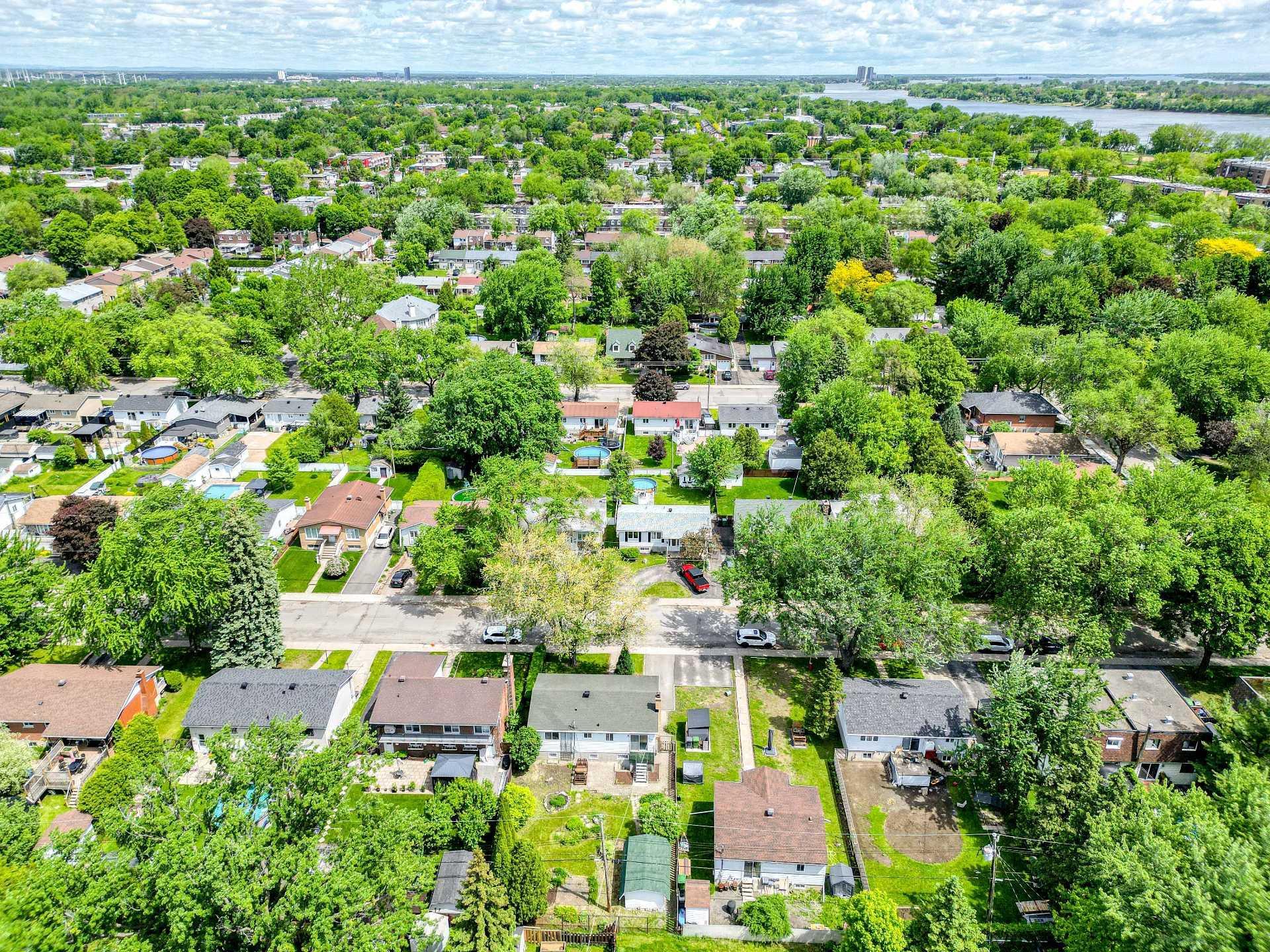 









1486


42e Avenue (P.-a.-T.)

,
Montréal (Rivière-des-Prairies/Pointe-aux-Trembles),




QC
H1A3B7

