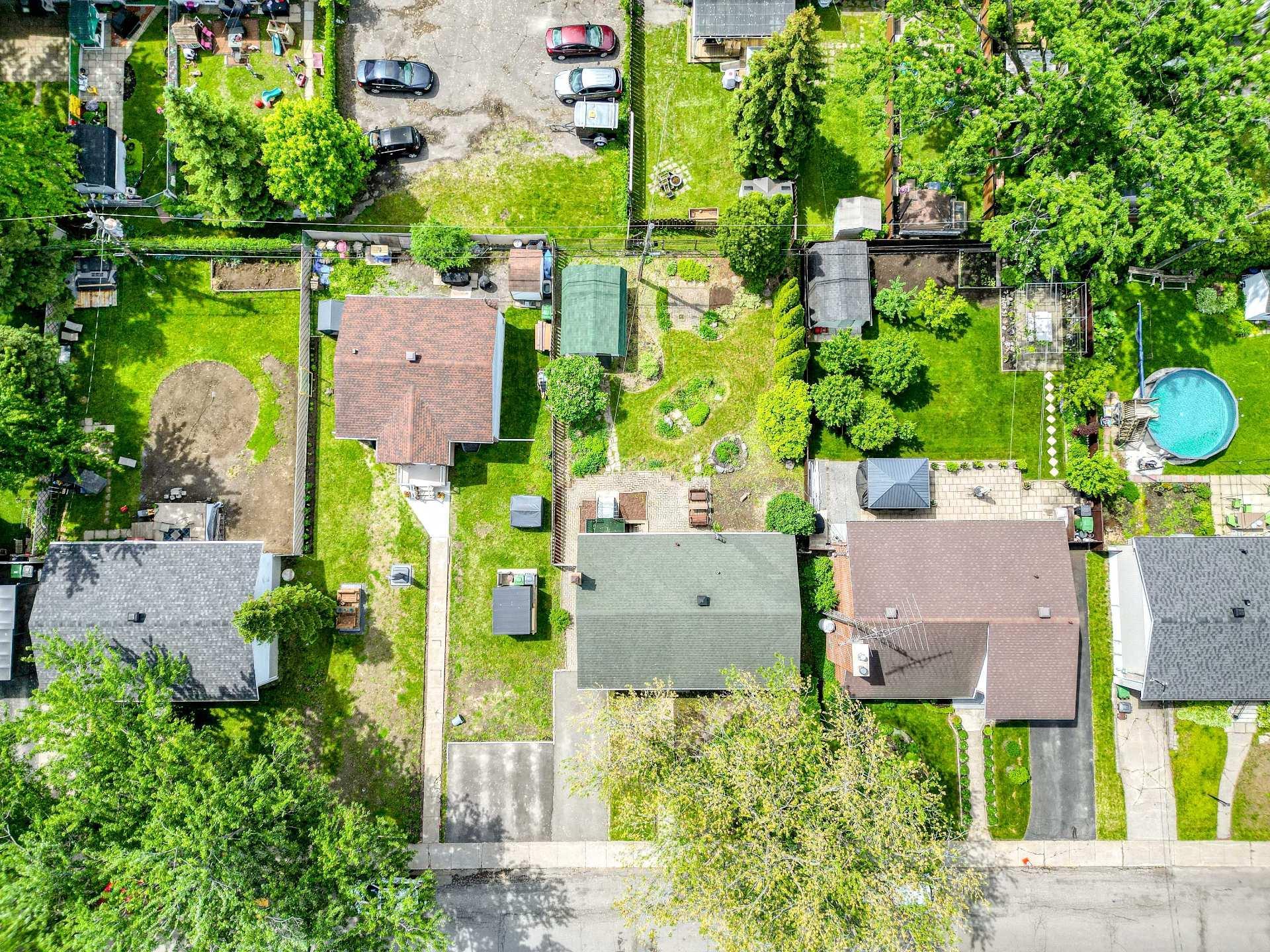 









1486


42e Avenue (P.-a.-T.)

,
Montréal (Rivière-des-Prairies/Pointe-aux-Trembles),




QC
H1A3B7


