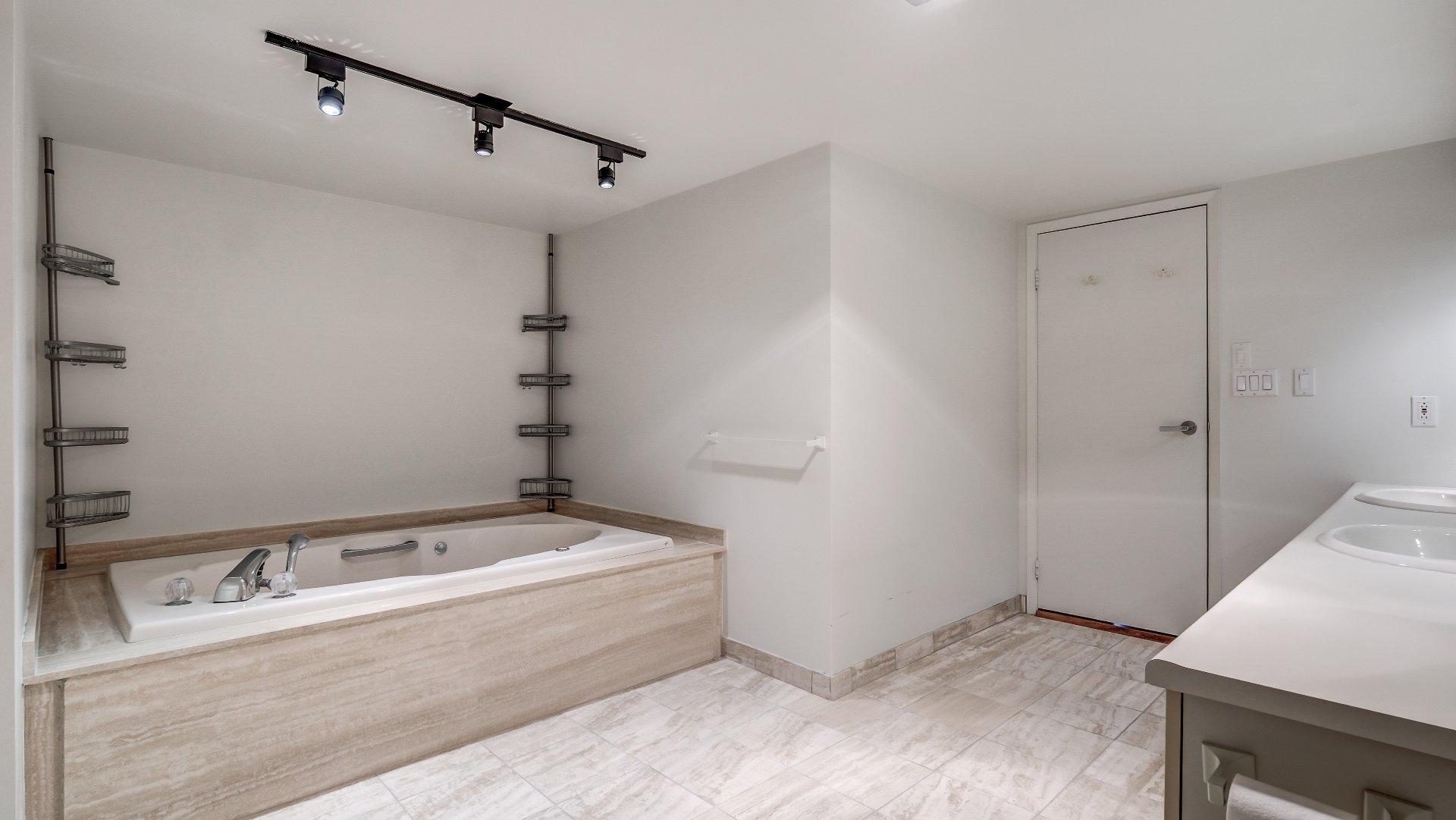 









8145


Boul. St-Laurent

, 302,
Brossard,




QC
J4X2A3

