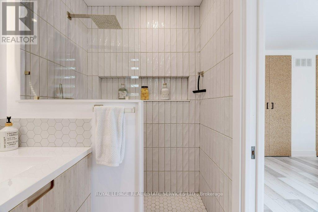 












1230 BLACKBURN DRIVE

,
Oakville,




Ontario
L6M2N5

