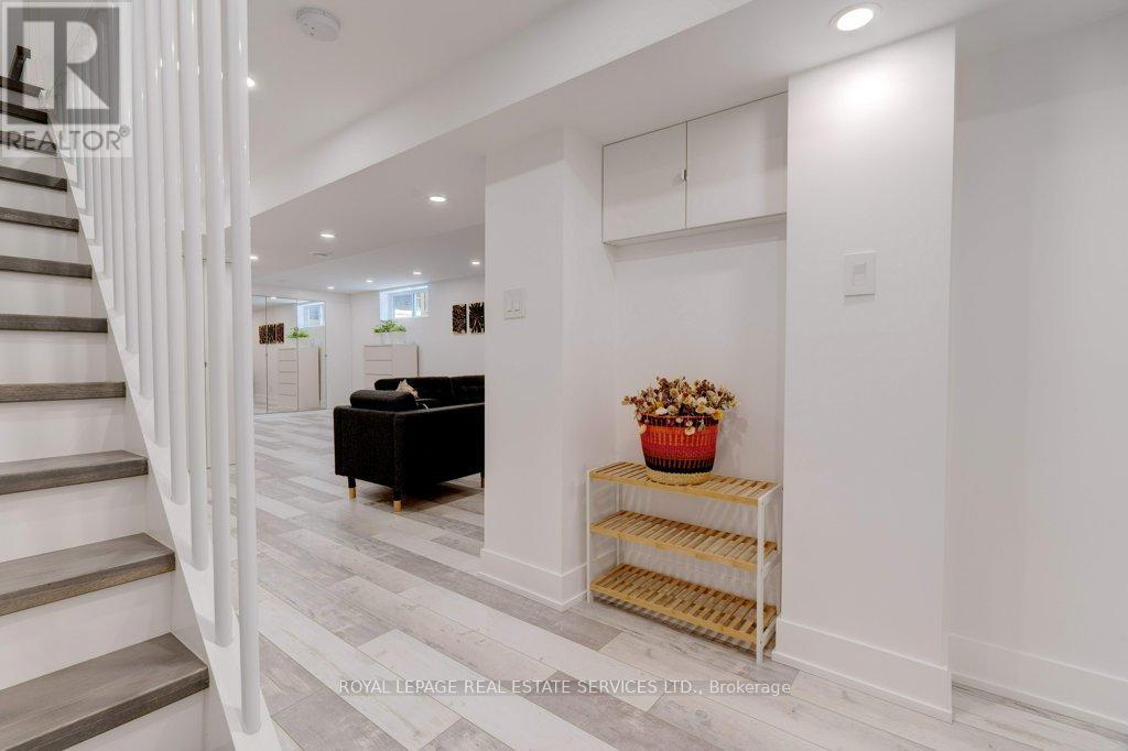 












1230 BLACKBURN DRIVE

,
Oakville,




Ontario
L6M2N5

