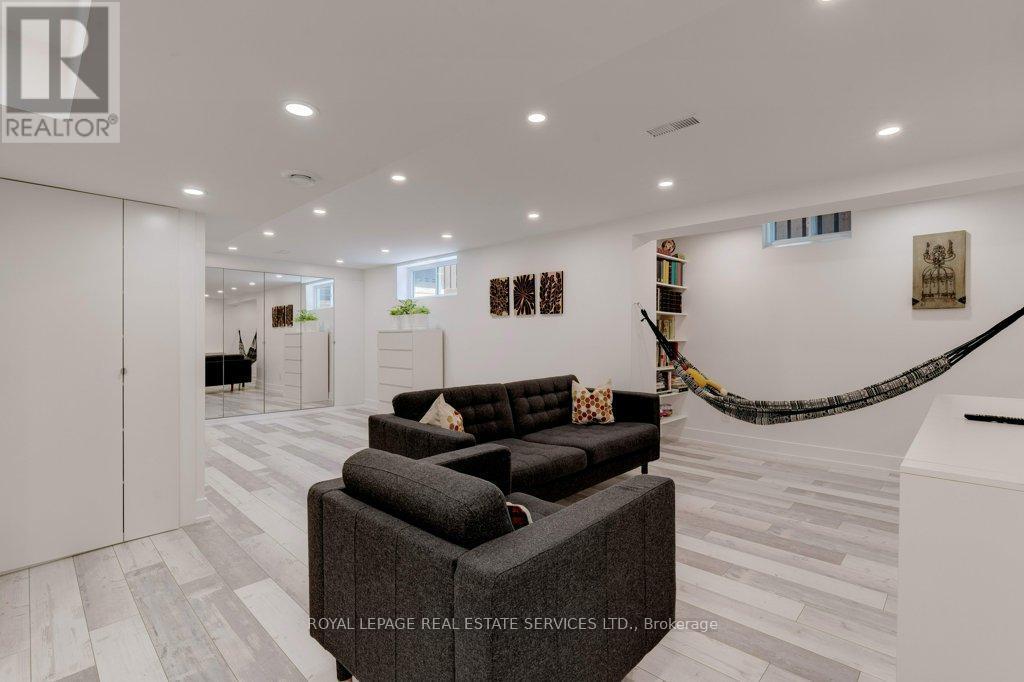 












1230 BLACKBURN DRIVE

,
Oakville,




Ontario
L6M2N5

