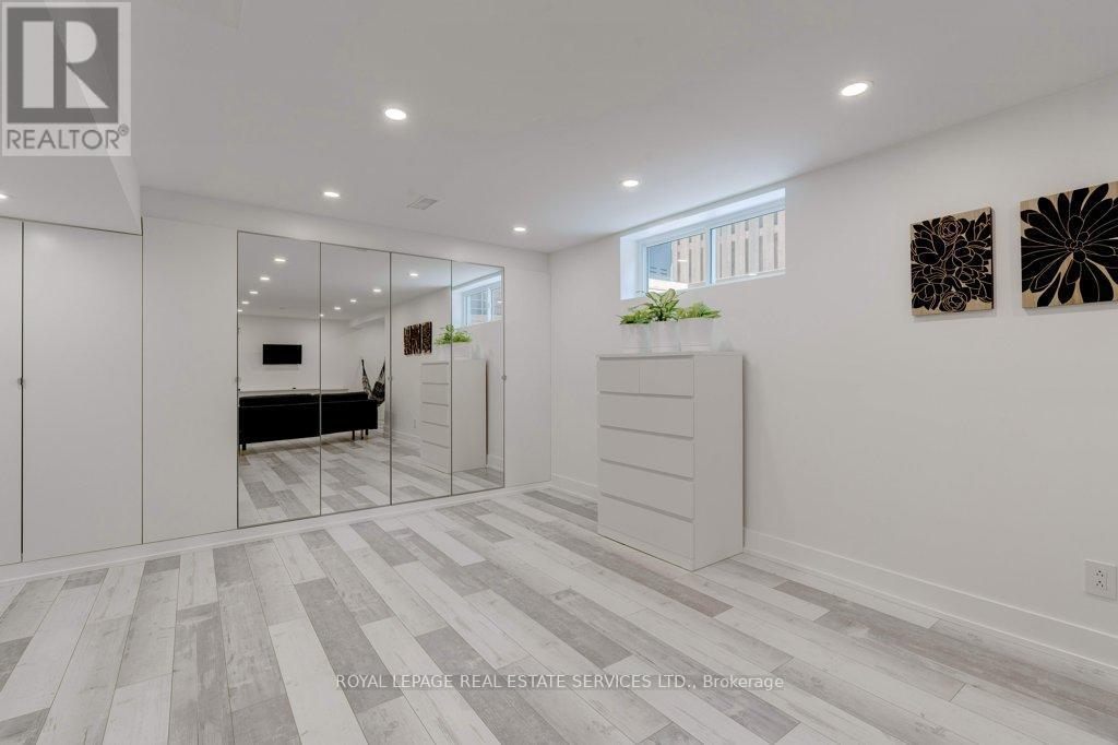 












1230 BLACKBURN DRIVE

,
Oakville,




Ontario
L6M2N5

