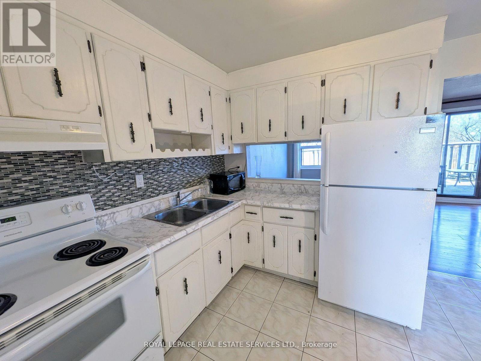












5 NORTHCLIFFE BOULEVARD

,
Toronto,




Ontario
M6H3G9

