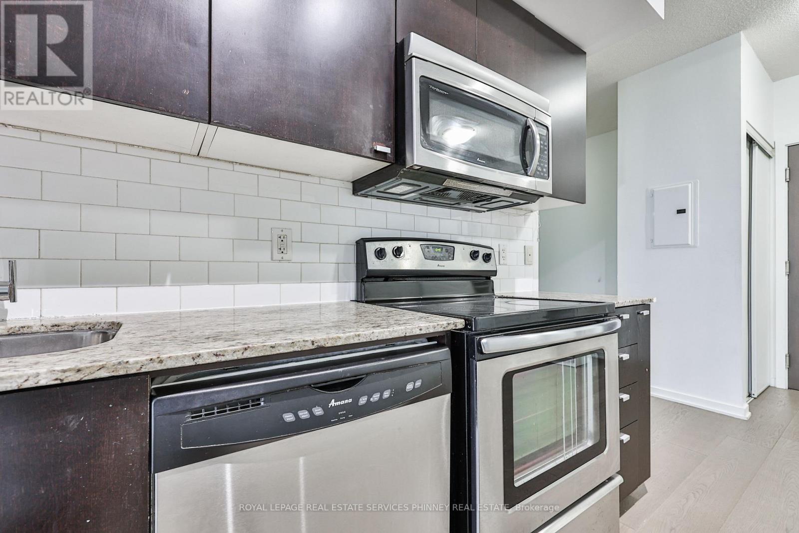 












1416 - 103 THE QUEENSWAY

,
Toronto,




Ontario
M6S5B3

